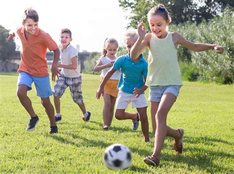 Beneficios que aporta al niño jugar futbol ¡Lo que debes saber!