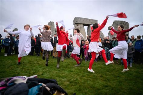 Thousands gather at Stonehenge for winter solstice