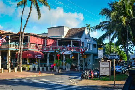 The 12 Coolest Restaurants in Lahaina on Front Street | Travel and Blossom