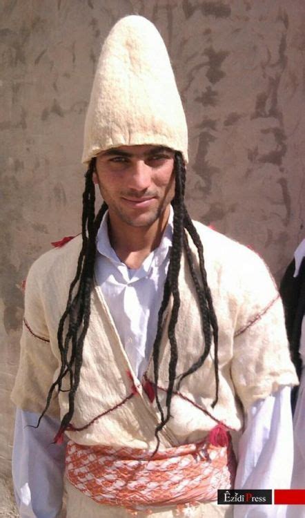 Un homme yézidi en costume traditionnel. Nord de l'Irak, début du 21ème ...