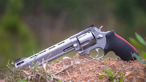 Revolver Taurus 454 Casull - YouTube