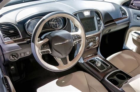 2015-Chrysler-300-interior - Motor Trend en Español