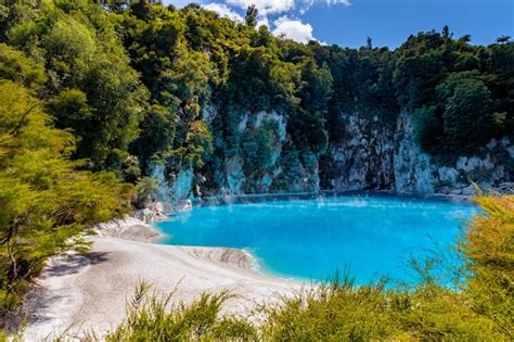 Premium Photo | Volcanic valley in rotorua new zealand during daylight