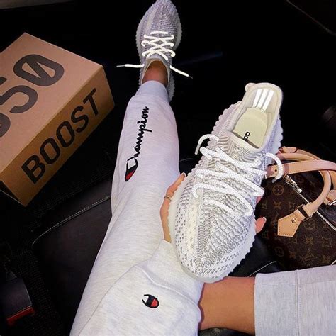 @lilianaaquevedoo💫 | Yeezy shoes, Yeezy outfit, Yeezy shoes women