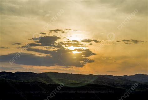 Background Fotografi Pemandangan Matahari Terbit Gunung Dan Sungai ...