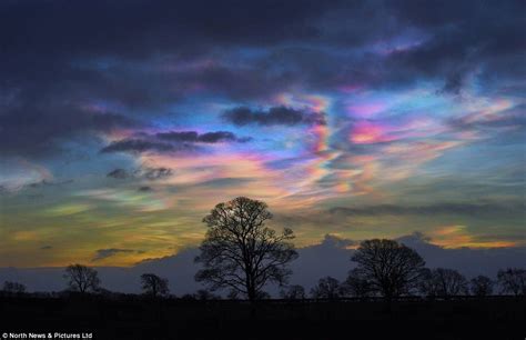 Arrobadoras nubes tornasol toman los cielos de Inglaterra (FOTOS)