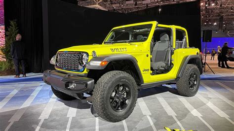 2024 Jeep Wrangler Debuts Smaller Grille, Bigger Touchscreen | GM ...