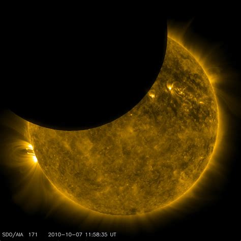 太陽観測衛星SDO、宇宙から部分日食を観測