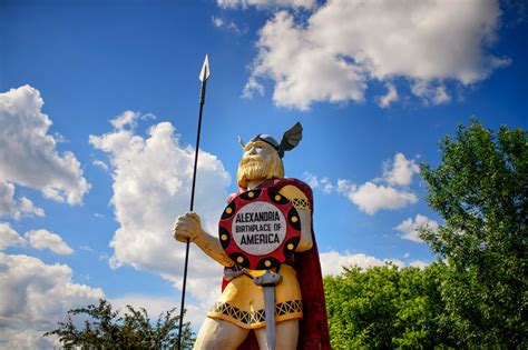 How many iconic roadside attractions does Minn. have? And where are ...