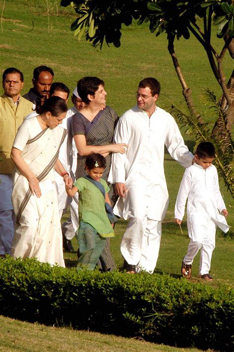 Priyanka Gandhi Family Pictures | CelebritiesCouples