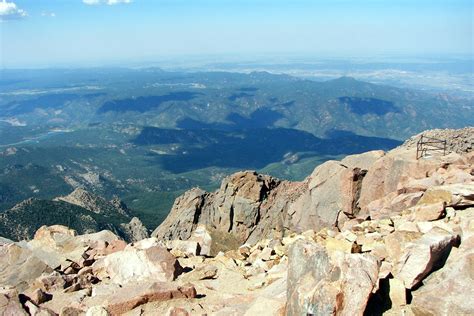 File:Pikes Peak summit to NE 1.jpg