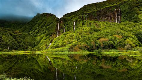 Waterfalls with lake Poço Ribeira do Ferreiro (Alagoinha), Flores ...