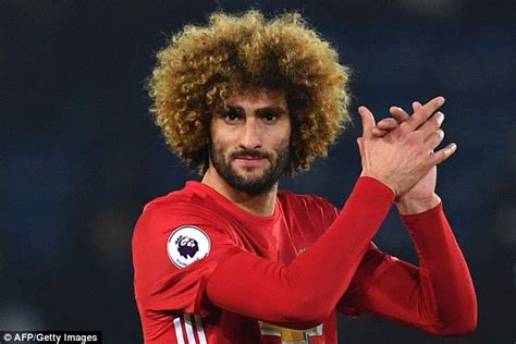 Manchester United star Marouane Fellaini gets a haircut | Daily Mail Online