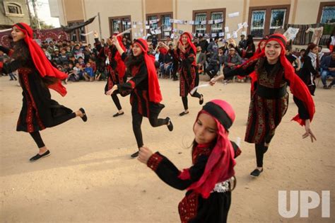 Photo: Palestinians Celebrating Palestinian Culture - GAZ2019042507 ...