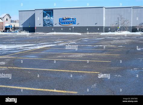 Empty parking lot of movie theater hi-res stock photography and images ...