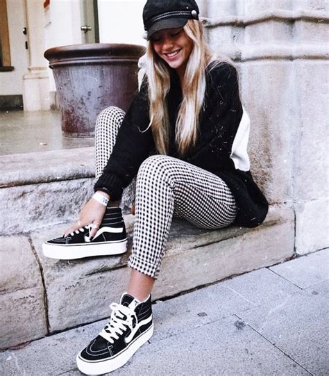 Diferentes outfits otoñales con tenis Vans de plataforma