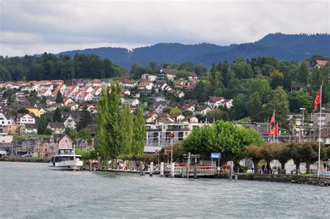 Wädenswil liegt am oberen linken Zürichseeufer am Zimmerberg an der ...