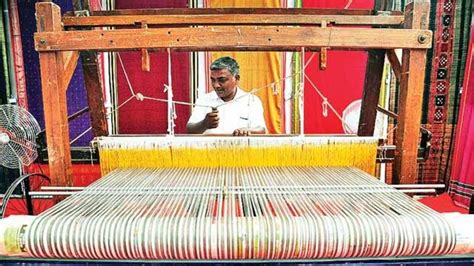 Handloom Weaver, Handloom Fabric, Khadi, What Is A Loom, Loom Machine ...