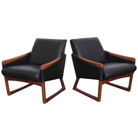 Mid-Century Modern Leather Lounge Chairs at 1stdibs