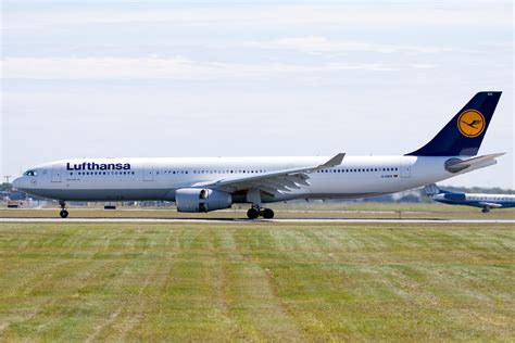 File:Lufthansa Airbus A330-300 YUL 2009.jpg - Wikimedia Commons