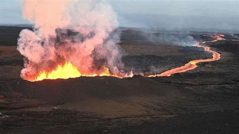 Hawaii's Big Island abuzz over simultaneous eruptions at Mauna Loa and ...