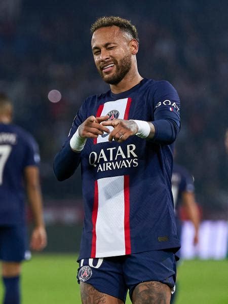 Neymar comemora título do PSG no francês: 'Mais um pra conta do pai'