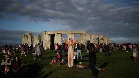 Stonehenge summer solstice: Thousands gather to cheer sunrise - BBC News