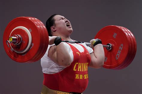 Li Wenwen defeats Tatiana Kashirina in Tokyo : weightlifting