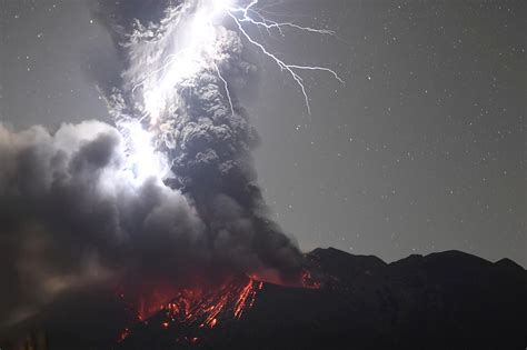 Lightning bolt strikes volcanic ash cloud - News Without Politics