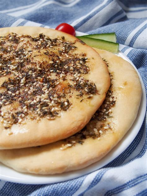 Manakish (Lebanese za'atar flatbread) - Caroline's Cooking