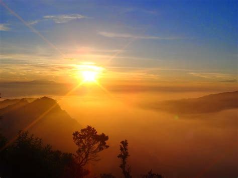 Indahnya Sunrise Di Puncak Gunung Bromo - PLH Indonesia