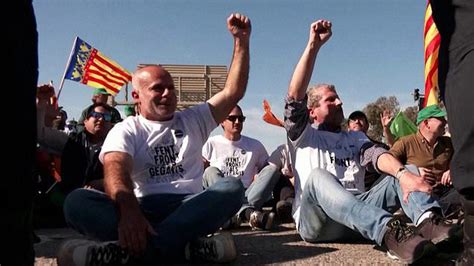 Spanish farmers burn tyres and fruit in protest over pay