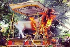 BALINESE HINDU NGABEN CEREMONY | BALINESE CREMATION RITUAL