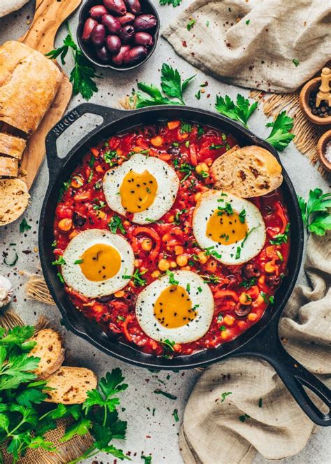 Shakshuka mit Kichererbsen und veganem Spiegelei - Bianca Zapatka | Rezepte