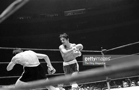 Roberto Duran throws a right hook against Adofo Viruet during a fight ...