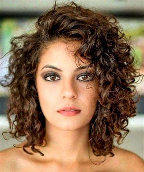 30 Glamorous Mid Length Curly Hairstyles for Women | Cortes de cabelo ...