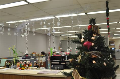 Holiday Office Decorations 101 | Thrifty Blog