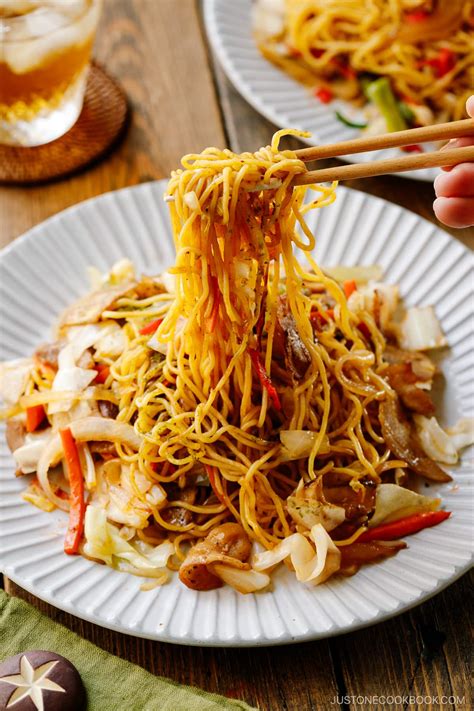 Yakisoba (Japanese Stir-Fried Noodles)(Video) 焼きそば • Simply One ...