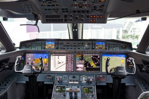 Gulfstream G650ER Cockpit editorial stock photo. Image of registration ...