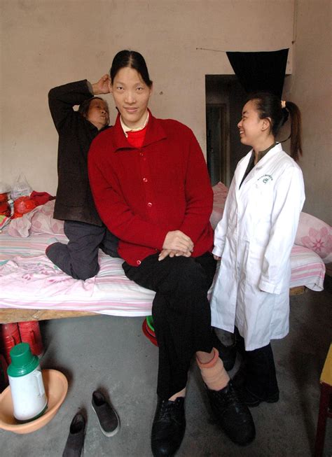 World's Tallest Woman Dies: 7'8" Yao Defen Of China Dead At 39 [PHOTOS ...