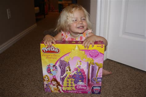 PLAY-DOH Disney Princesses Design A Dress Boutique Review