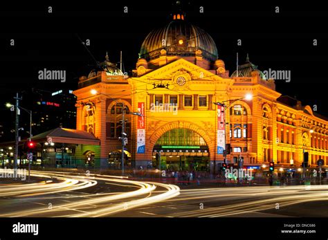 Melbourne's Flinders Street Station at night Stock Photo - Alamy