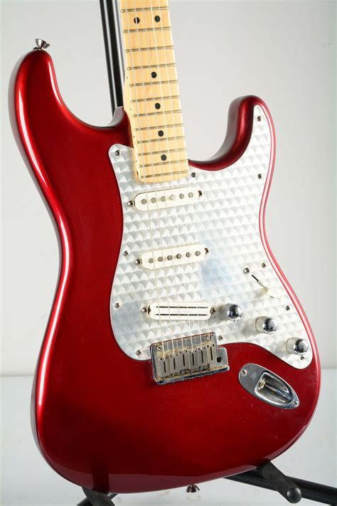 Lot Detail - FENDER STRATOCASTER ELECTRIC GUITAR.