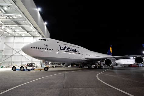 Airplane p0rn extra: Boeing rolls out Lufthansa's new 747-8I out of the ...