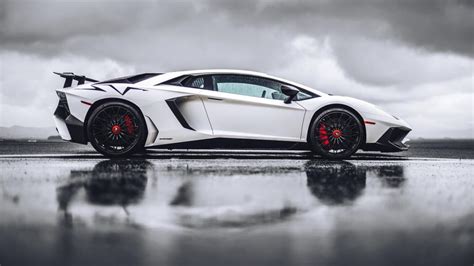 White Lamborghini Aventador supercar - backiee