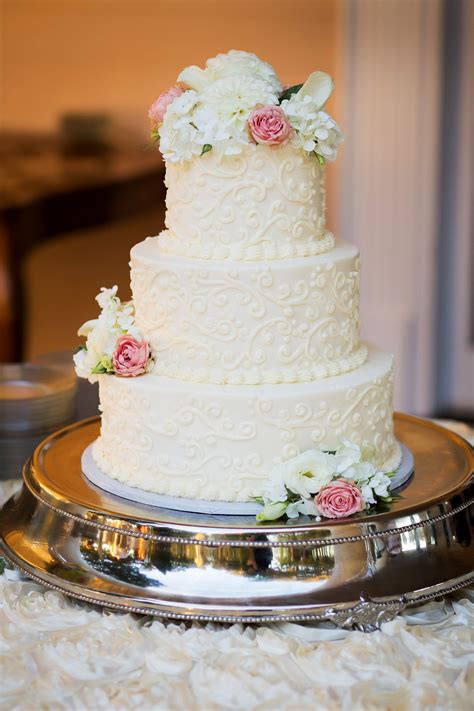 Elegant Traditional Wedding Cake