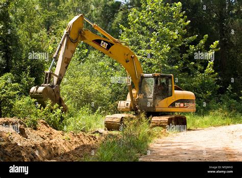 Cat 3200 trackhoe (track hoe, excavator, mechanical shovel) digging a ...