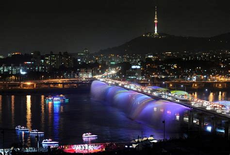 The Dazzling Banpo Bridge Rainbow Fountain | Schedule + Directions ...