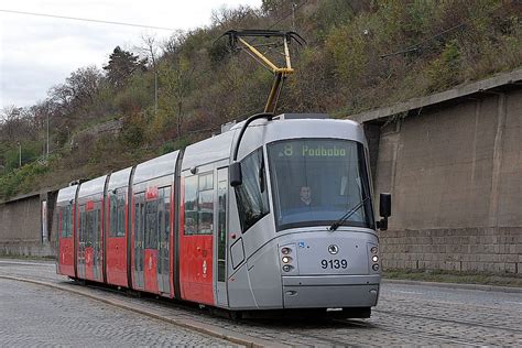 Kamion poškodil tramvajovou trolej v pražské Nádražní ulici, cestující ...