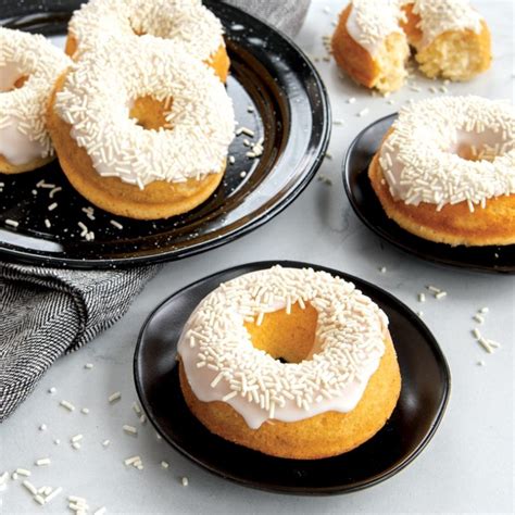 Classic Donut Pan | Aluminum Bakeware | Nordic Ware